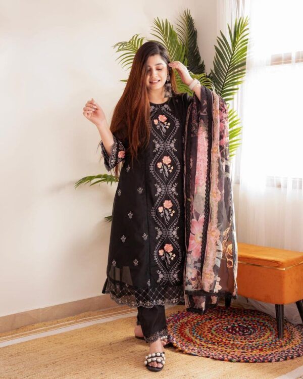 Embroidered Kurti Pant Set with Organza Dupatta & Lace Work